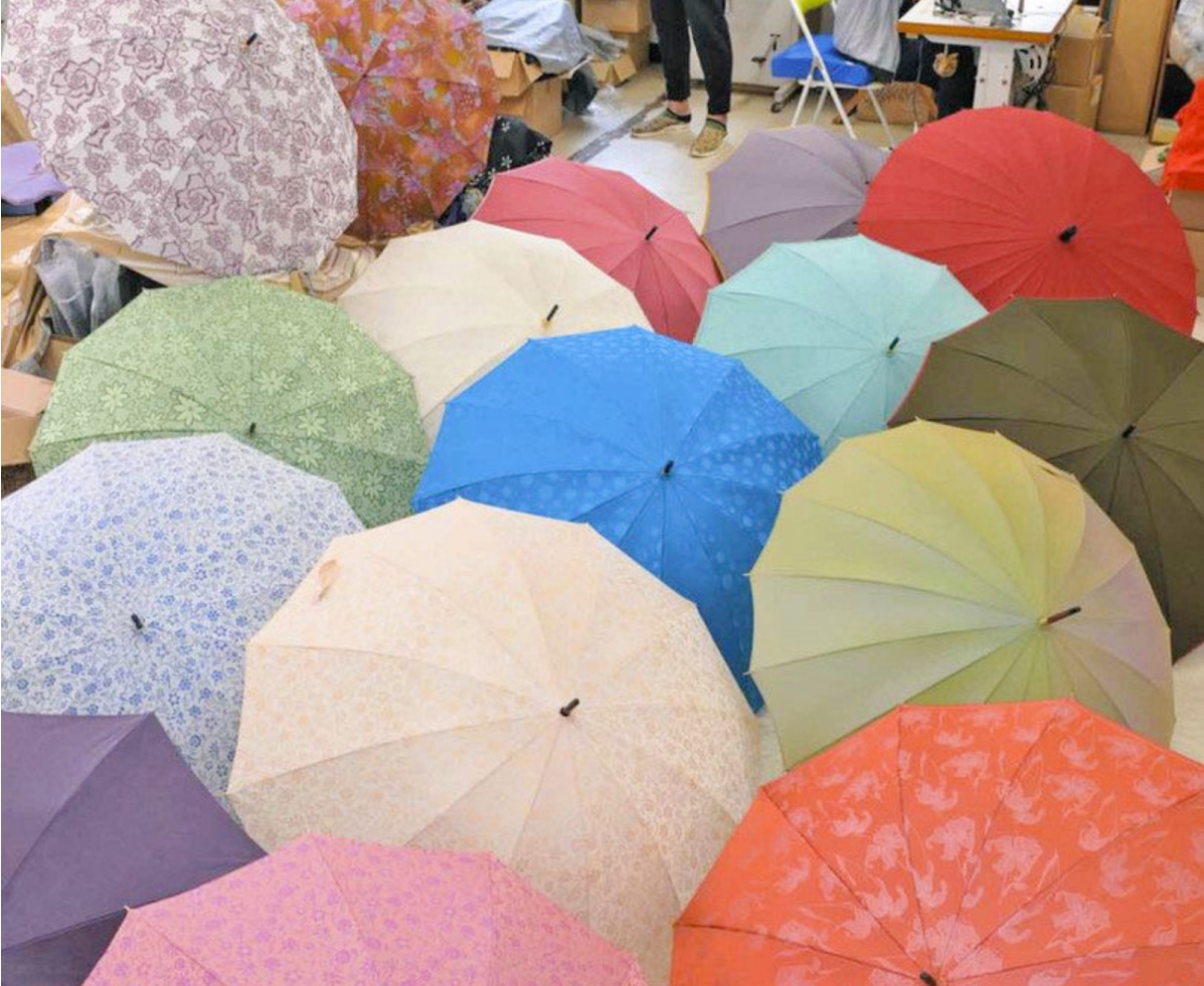 雨音もきれいに聞こえる…平均4～5万円の名店「福井洋傘」梅雨前に生産たけなわ