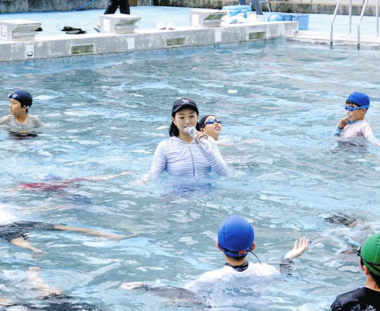 岩崎さんから着衣泳学ぶ　鯖江東小児童、水難事故備え