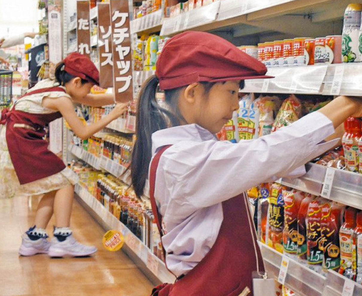 児童　店員なりきり「お仕事」　商品の陳列やレジに挑戦