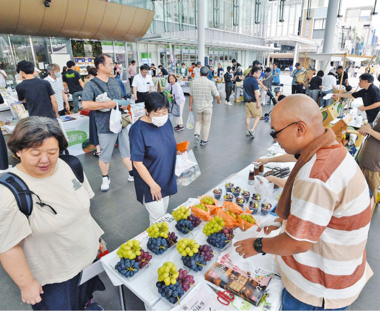 ブドウやだるま　長野、群馬の観光や食の魅力ずらり　北陸新幹線開業フェア