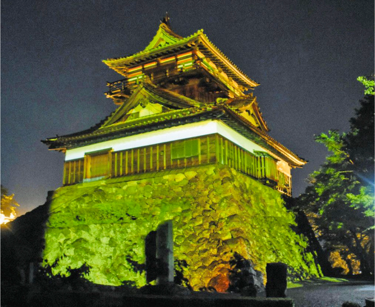 「世界小児がん啓発月間」丸岡城、今年も金色の天守に　恐竜もライトアップでお出迎え