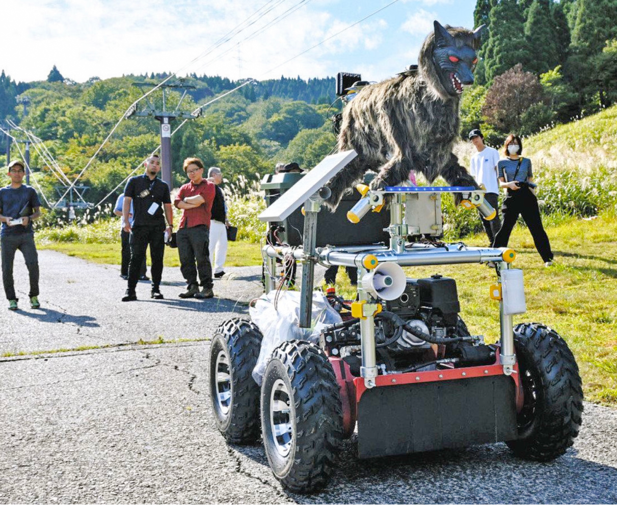 獣害対策ロボ　自走効果検証　開発者ら５者　南越前で全国初の実験