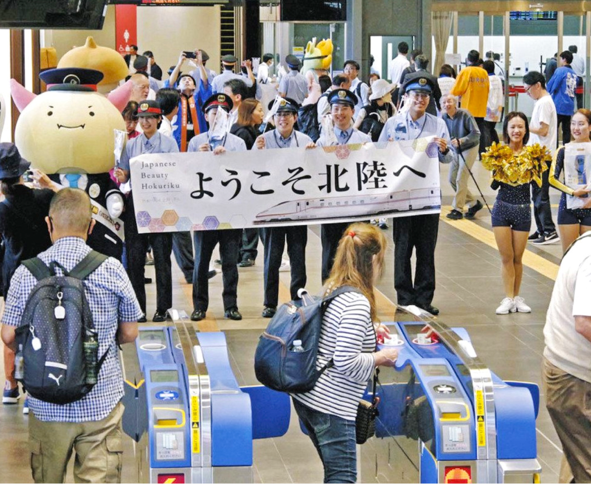 福井駅で最高の出迎え、北陸ＤＣスタート　　観光客ら「いい感じ」