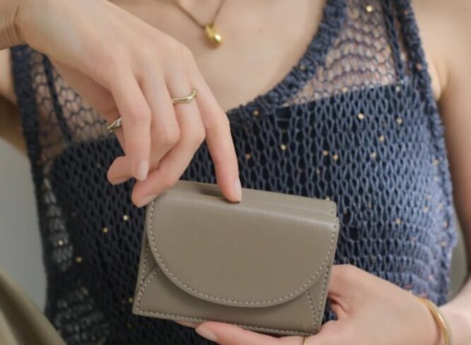 二階堂ふみさんがドラマで着用。廃棄りんごから生まれたヴィーガンレザー製品｜LOVST TOKYO