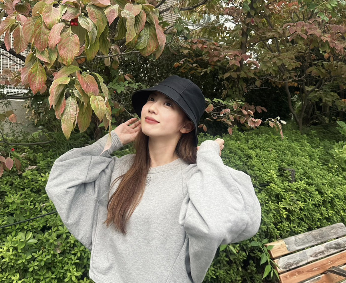 ひんやり肌寒い日が増えてきたので、今シーズン初のニットを着ました。ようやく秋の到来ですね。