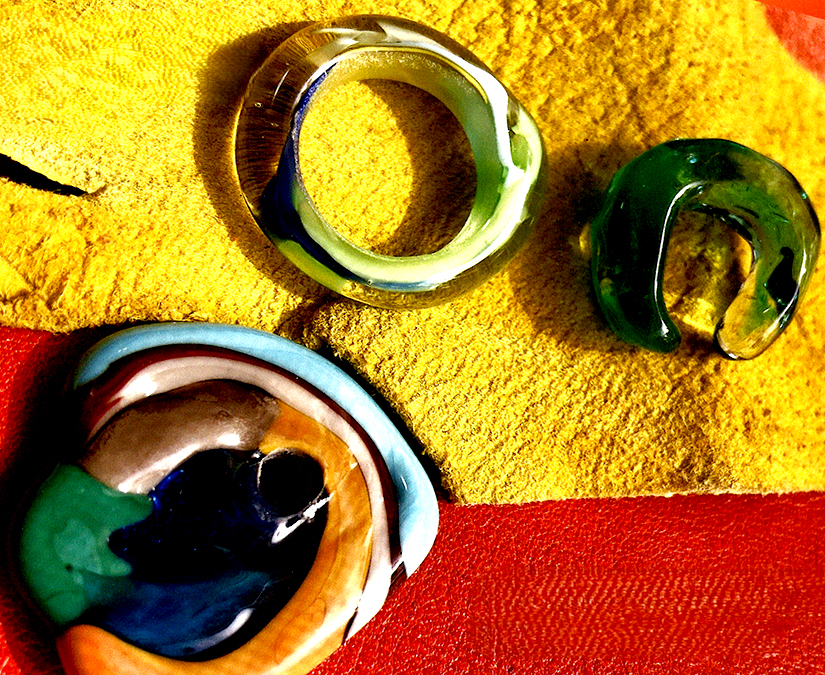 【11/1～30】光と彩りが織りなす一点物 。カラフルなガラスアクセサリーの展示販売会開催。｜足羽山ATARASHIYA