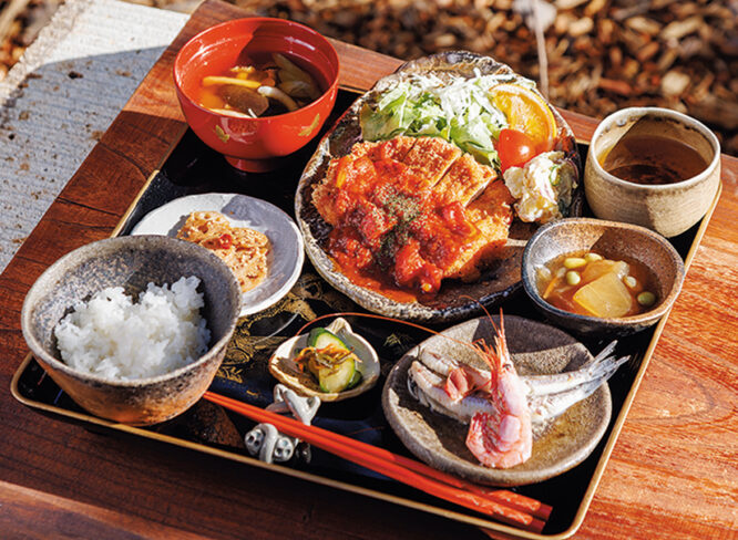 Honey Pub｜自然に癒されながら楽しめる昼と夜で表情を変える森のカフェ。