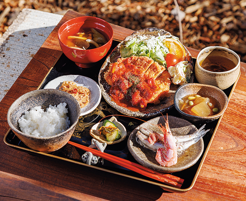 Honey Pub｜自然に癒されながら楽しめる昼と夜で表情を変える森のカフェ。