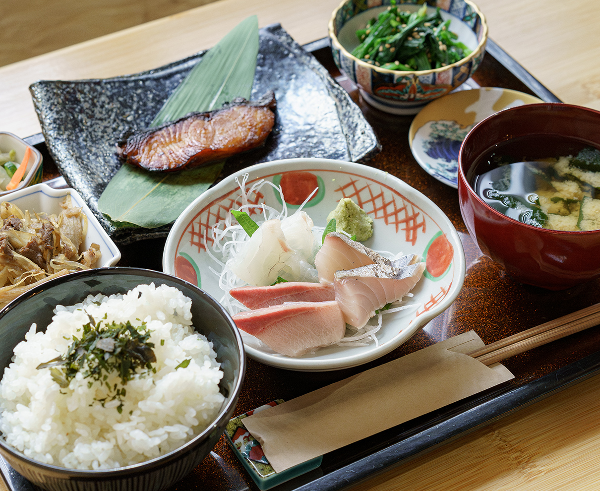 やま屋｜食・風情・文化が交差する三国湊。備長炭で焼く旬の魚を、歴史ある町並みとともに満喫。