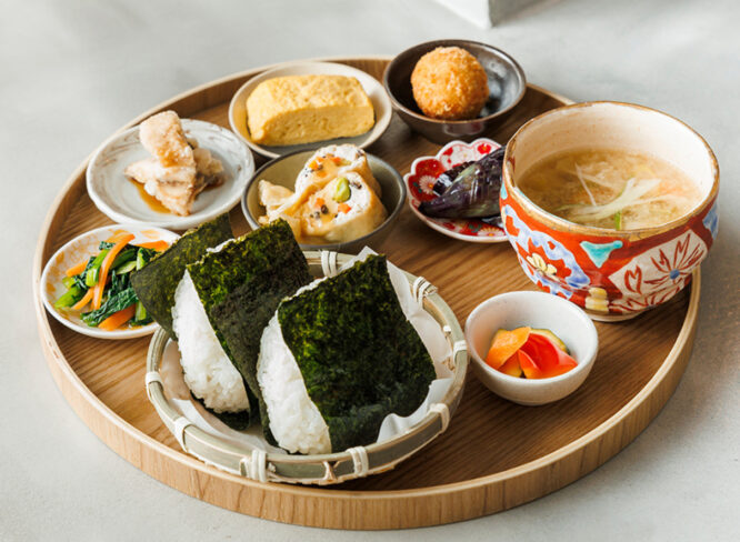 創作小鉢 あけると｜手間ひまをかけた料理が、ささやかな贅沢。小鉢6種とおむすびの昼ごはん。