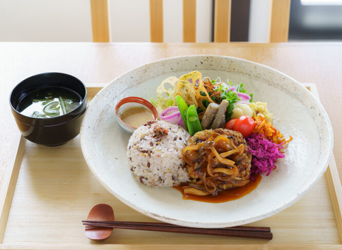 農家民宿&ベジカフェ U｜里山の野草と野菜を楽しむベジランチ 。体の内側から整う贅沢ごはん。