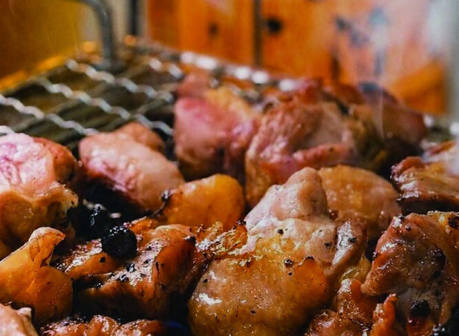 ほそい食堂｜家族の夕飯にも、仲間との宴会にも。かしわ焼肉を囲む、まちの食堂。