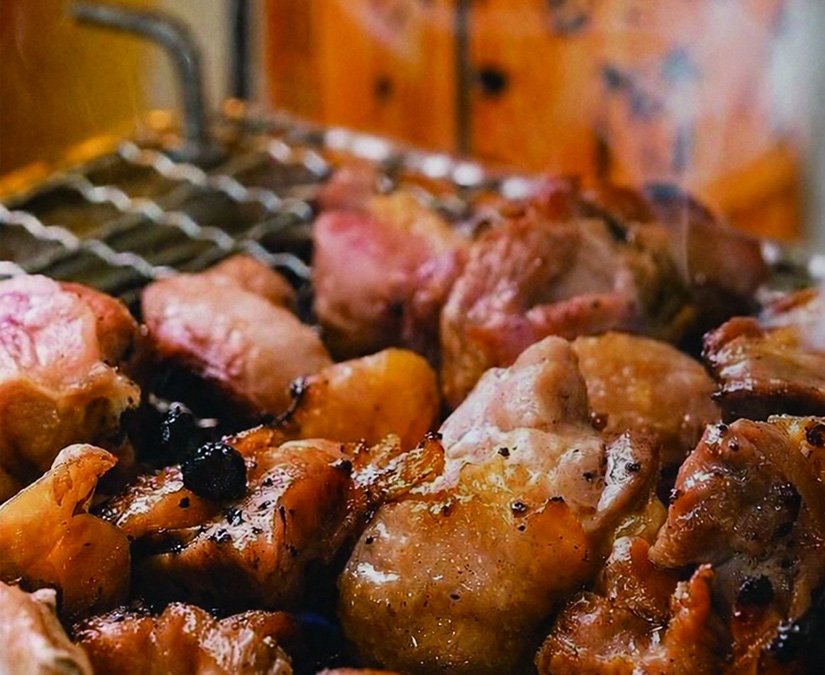 ほそい食堂｜家族の夕飯にも、仲間との宴会にも。かしわ焼肉を囲む、まちの食堂。