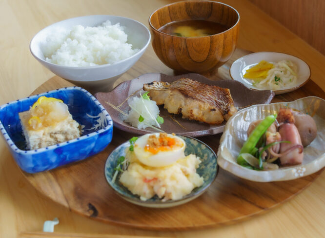 青会食堂｜海と湖に囲まれた原風景が残る町。美浜町早瀬で見つけた海辺の食堂。