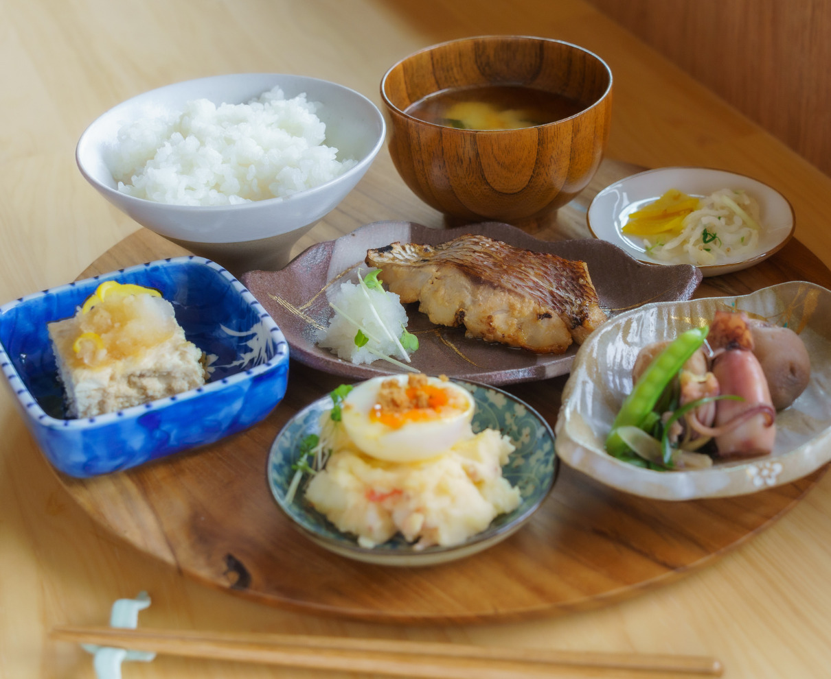 青会食堂｜海と湖に囲まれた原風景が残る町。美浜町早瀬で見つけた海辺の食堂。