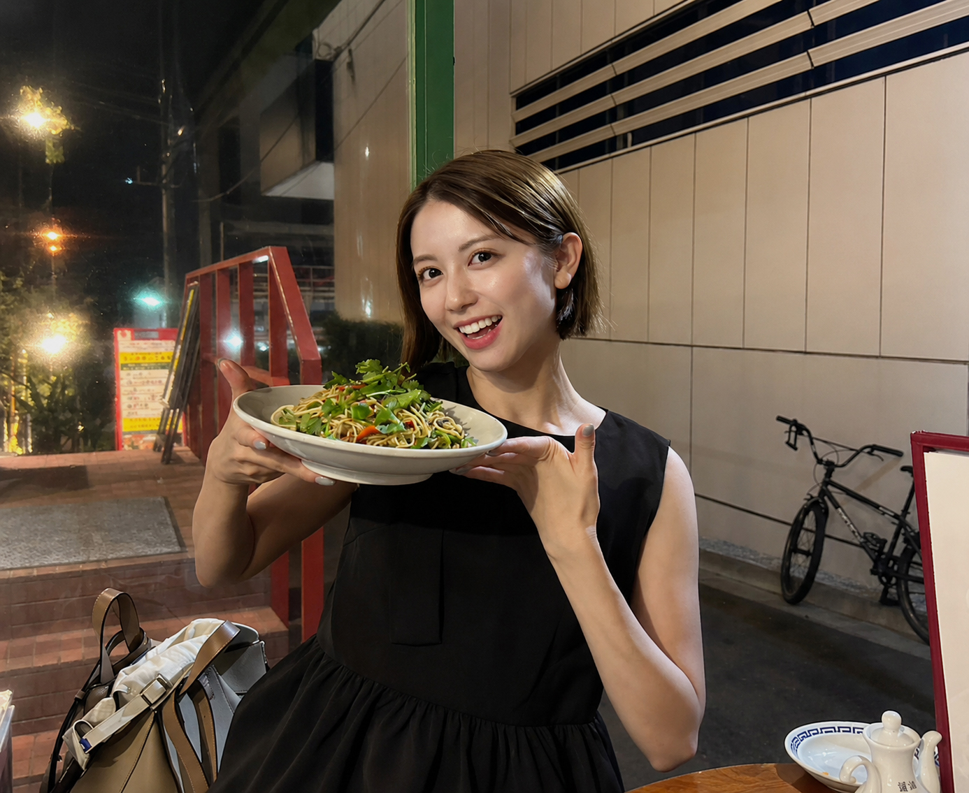 テラス席での食事が気持ちがいい、夏の始まり。料理はスパイス＆エスニックがお気に入りです。