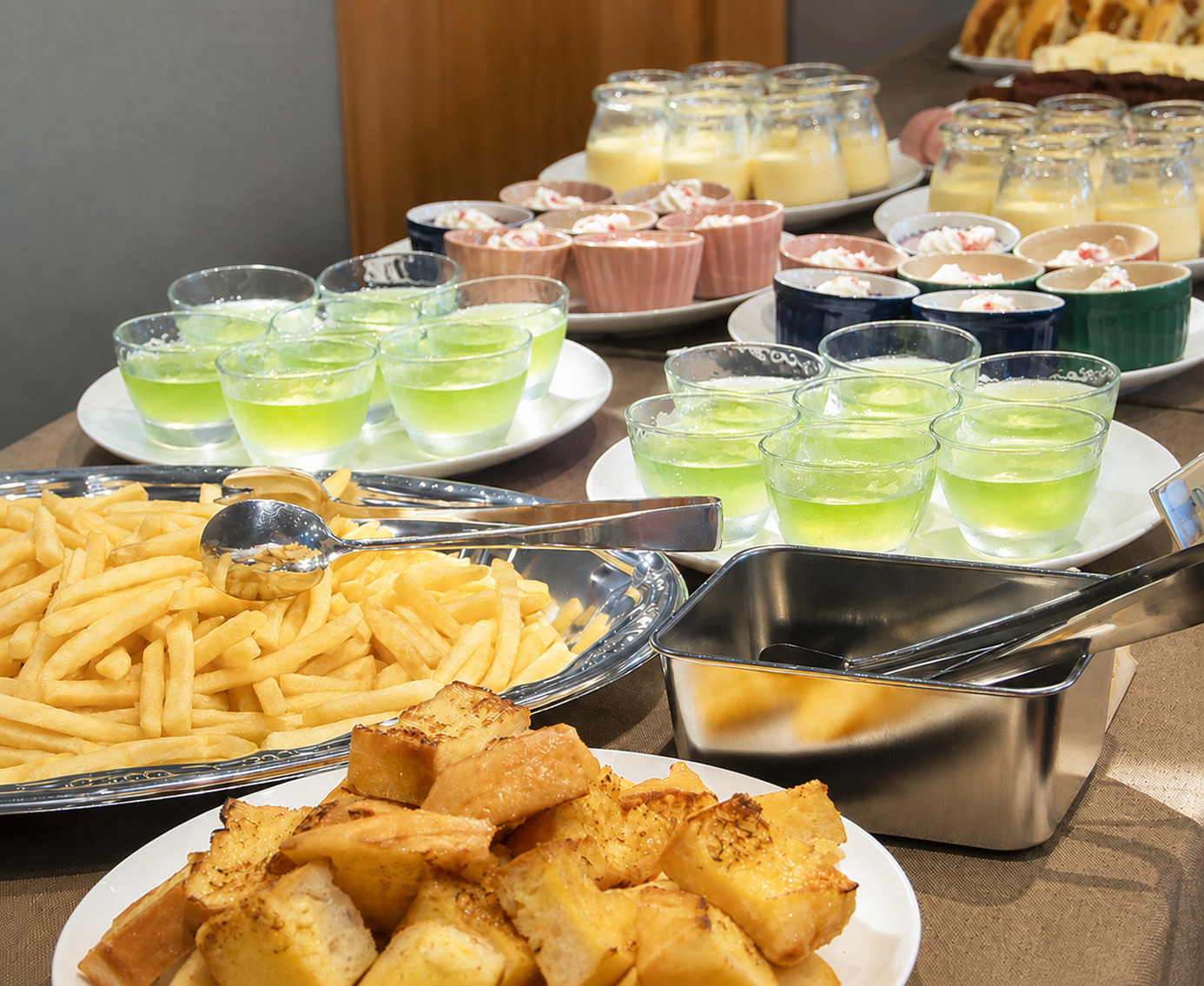 ママ友会や集まりに最適！ モダンなカフェの貸切スイーツバイキング｜cafe Hanamori