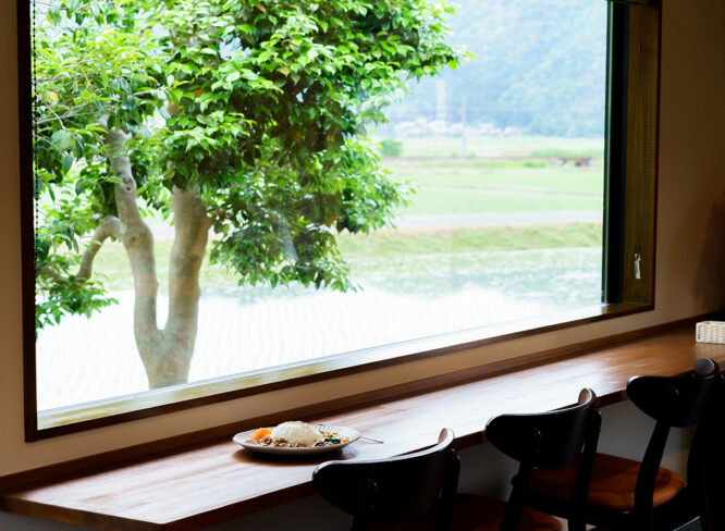 スパイスカレー十和 ｜窓辺の緑、ローカル線、スパイスの香り。 山と田んぼに囲まれた、小さなカレー店。