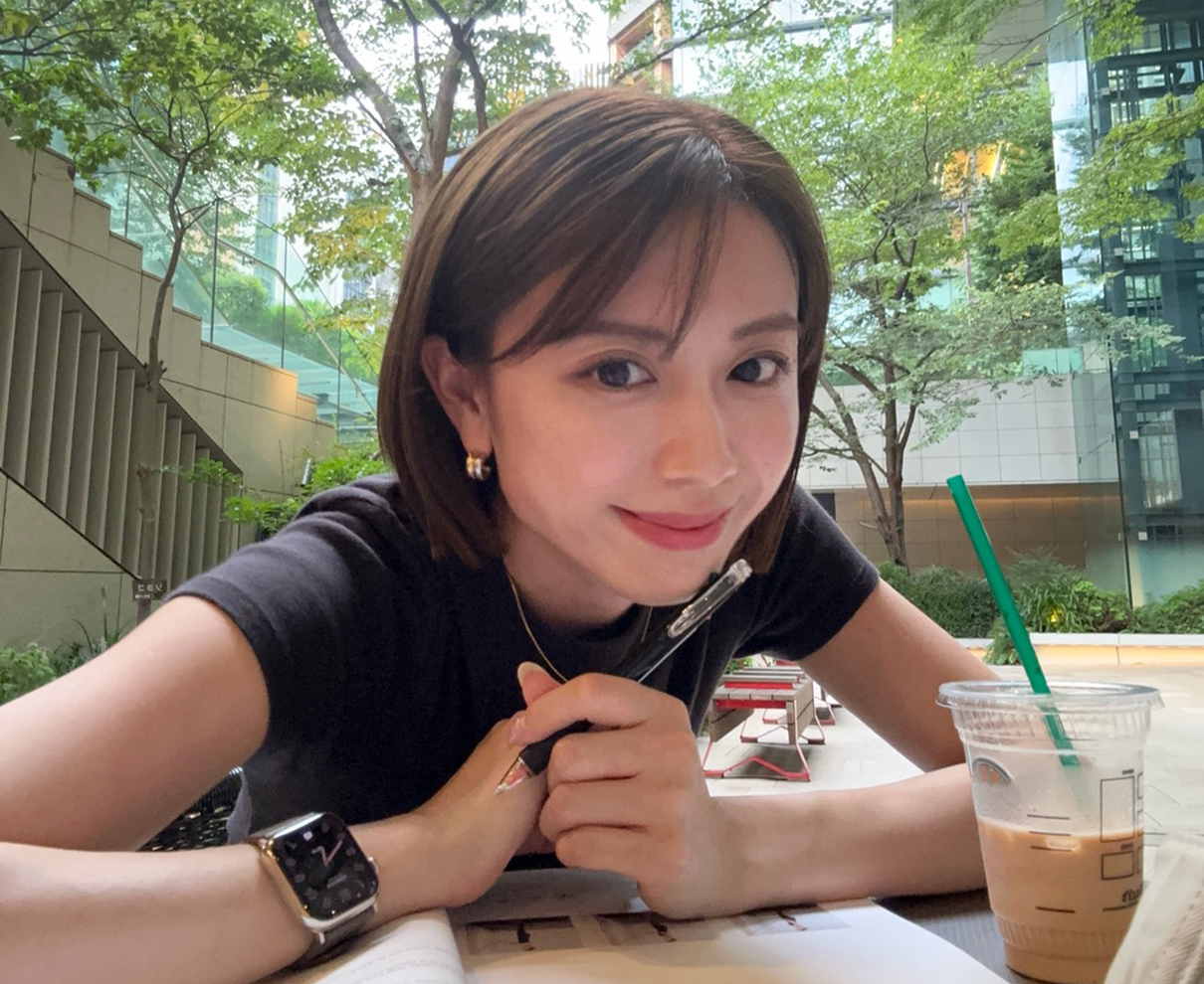 友人にピラティスをちょとだけレクチャー。姿勢がよくなったと喜ぶ姿を見て、インストラクターになってよかったなと実感。