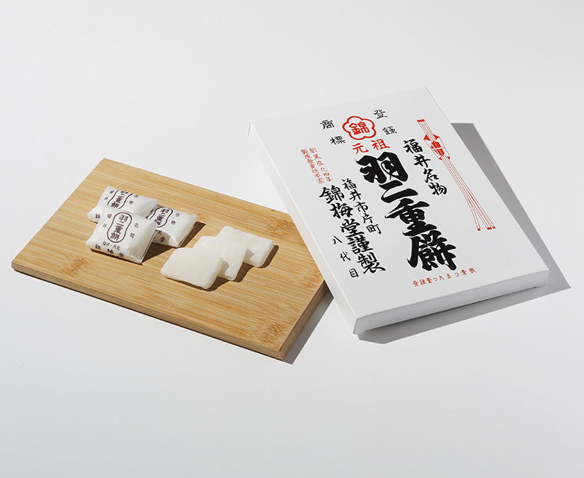 伝統の技が生み出す羽二重餅は、絹織物のような食感と甘みが人気。｜錦梅堂