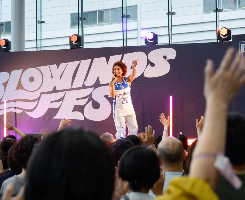 福井駅前に響く「恋におちたら」Crystal Kayが約660人を魅了。ブローウィンズ開幕前に「BLOWINDS FES」