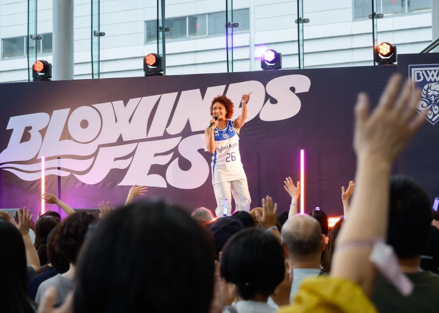福井駅前に響く「恋におちたら」Crystal Kayが約660人を魅了。ブローウィンズ開幕前に「BLOWINDS FES」